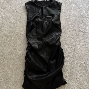 Schwarzes Kunstleder-Kleid