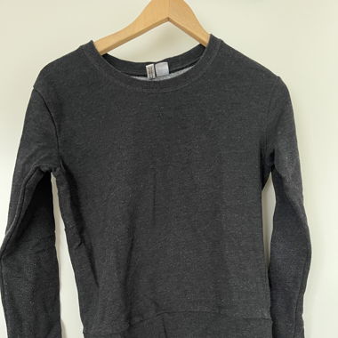 Dunkelgrauer Pullover