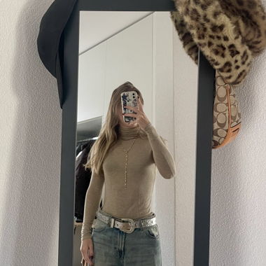Maglione leggero a collo alto
