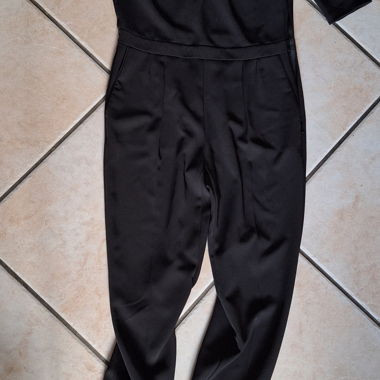 Tuta nera con zip