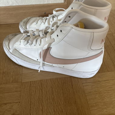 Nike Blazers avec détails roses