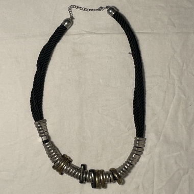 Collier noir avec anneaux métalliques