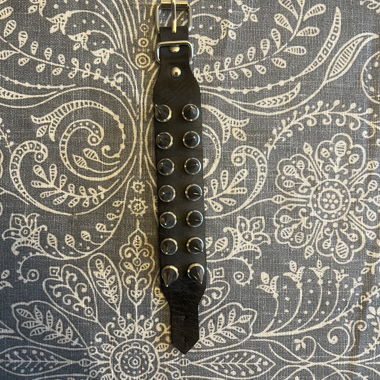 Bracelet noir à clous (emo, goth, punk, metal)