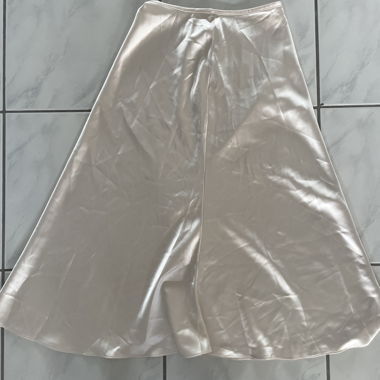 Cremefarbener Satin-Rock