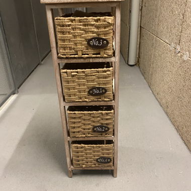 Commode étroite en bois