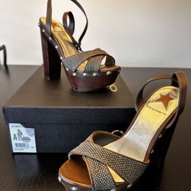 OroNero Plateau-Sandalen