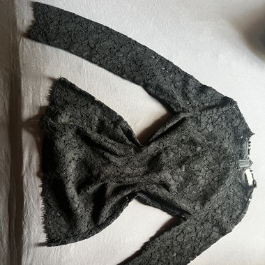 Haut noir en dentelle 