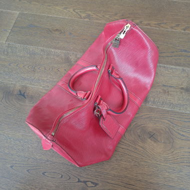 Rote strukturierte Handtasche