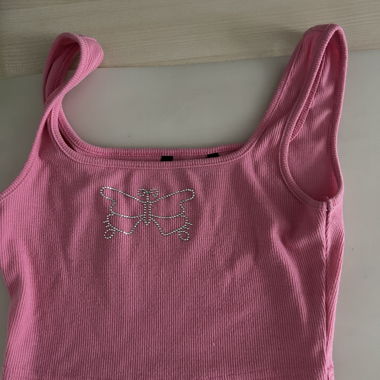 Haut rose avec papillon