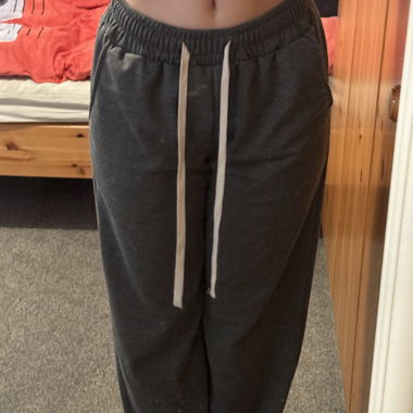 Dunkelgraue Jogginghose
