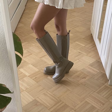 Beige flache Stiefel