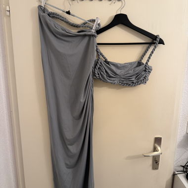 Ensemble gris avec bretelles tressées