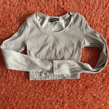 Beige long-sleeve crop top