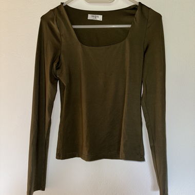 Olivgrünes Langarmshirt von SKØN