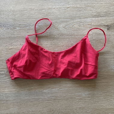 Rotes Bikinioberteil