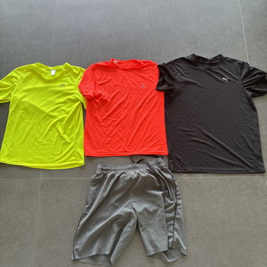 Sportset mit Trikots und Shorts