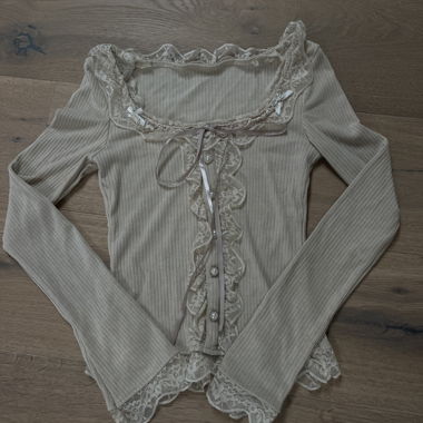 Top in maglia costine con pizzo
