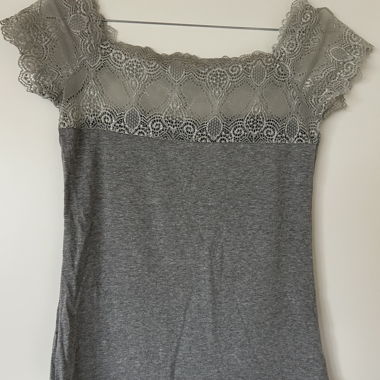 Top scoperto con pizzo
