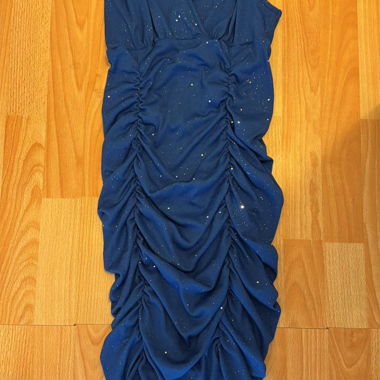 Blaue Damenkleid mit Raffung