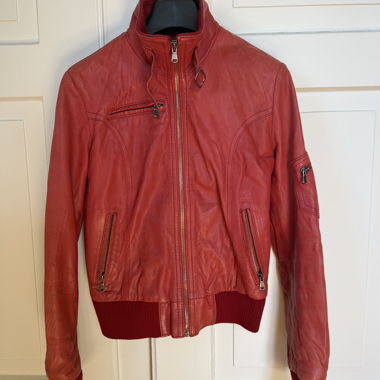 Veste en cuir rouge avec poignets en tricot