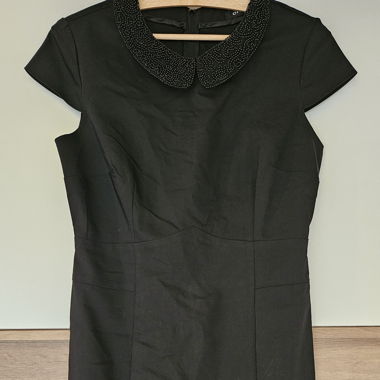 Robe fourreau noire à col à paillettes