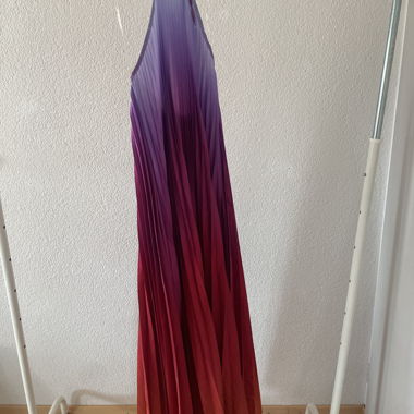 Abito plissettato con scollo allacciato al collo