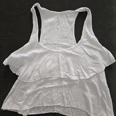 Weisses, mehrschichtiges Cropped Top