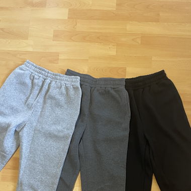 drei paar Trainerhosen