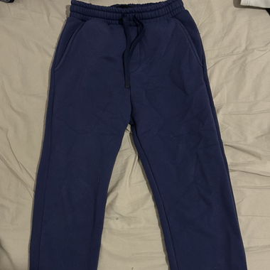 Violette Trainingshose mit geradem Fall über dem Schuh