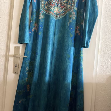 Langes türkisfarbenes Kleid mit Print