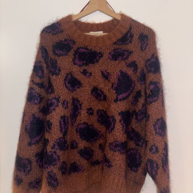 COS Mohair-Pullover, braunes und violettes flauschiges Leopardenmuster