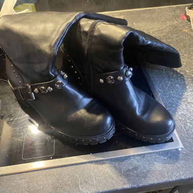 Bottes noires cloutées taille 39