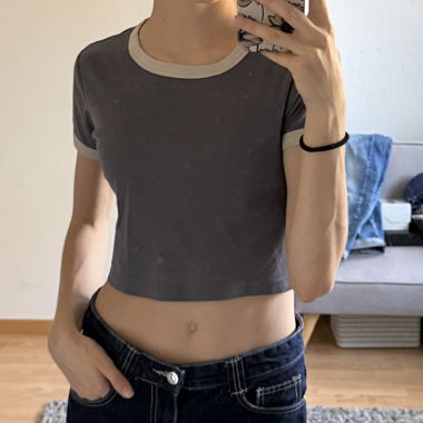 Graues Crop Top mit Kontrastsaum