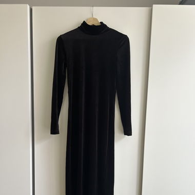 Langes Samtkleid mit Rückenausschnitt