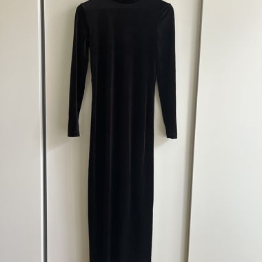 Langes Samtkleid mit Rückenausschnitt
