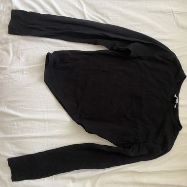 Haut à manches longues noires asymétriques