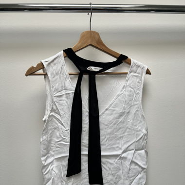 Shirt mit schwarzer Schluppe