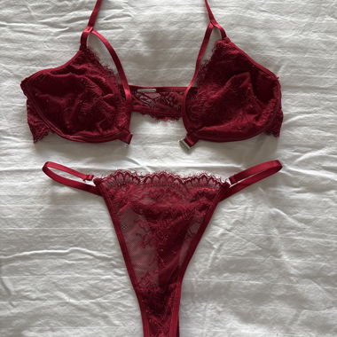 Set intimo rosso scuro