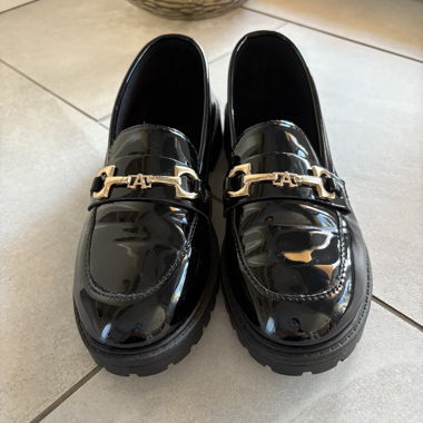 Mocassins vernis noirs à bride dorée