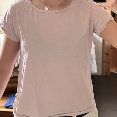 Lila T-Shirt mit Rollsaum