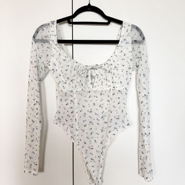 Body bianco con motivo floreale, manica lunga