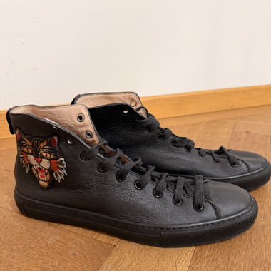 Baskets montantes noires Gucci avec détail arc-en-ciel