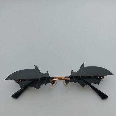 Sonnenbrille in Fledermaus form