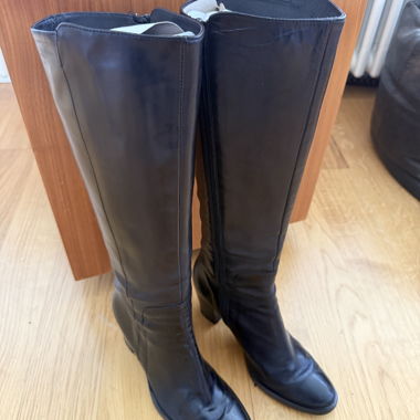Bottes hautes à talon en cuir noir