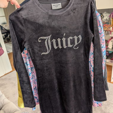 Juicy Couture schwarzes Samtkleid, noch nie getragen
