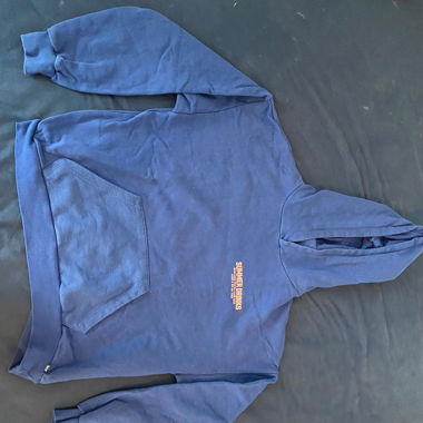 Blauer Pulli mit Backprint