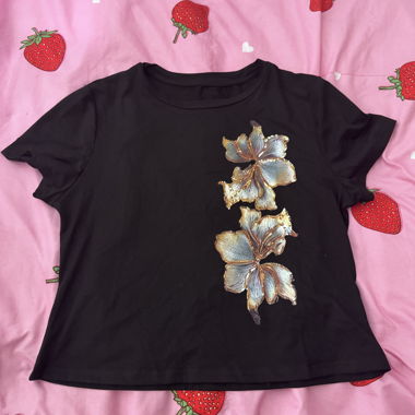 Schwarzes T-Shirt mit Blumenmotiv