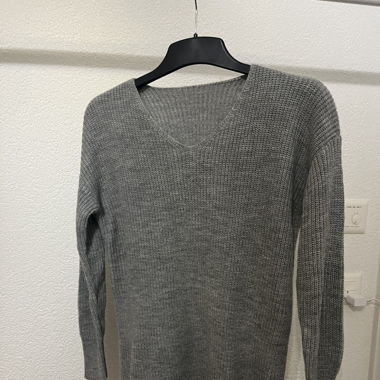 Robe-pull gris en maille fine, idéal pour l'hiver!
