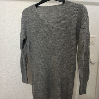 Robe-pull gris en maille fine, idéal pour l'hiver!