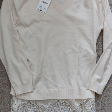Top in maglia bianco con pizzo